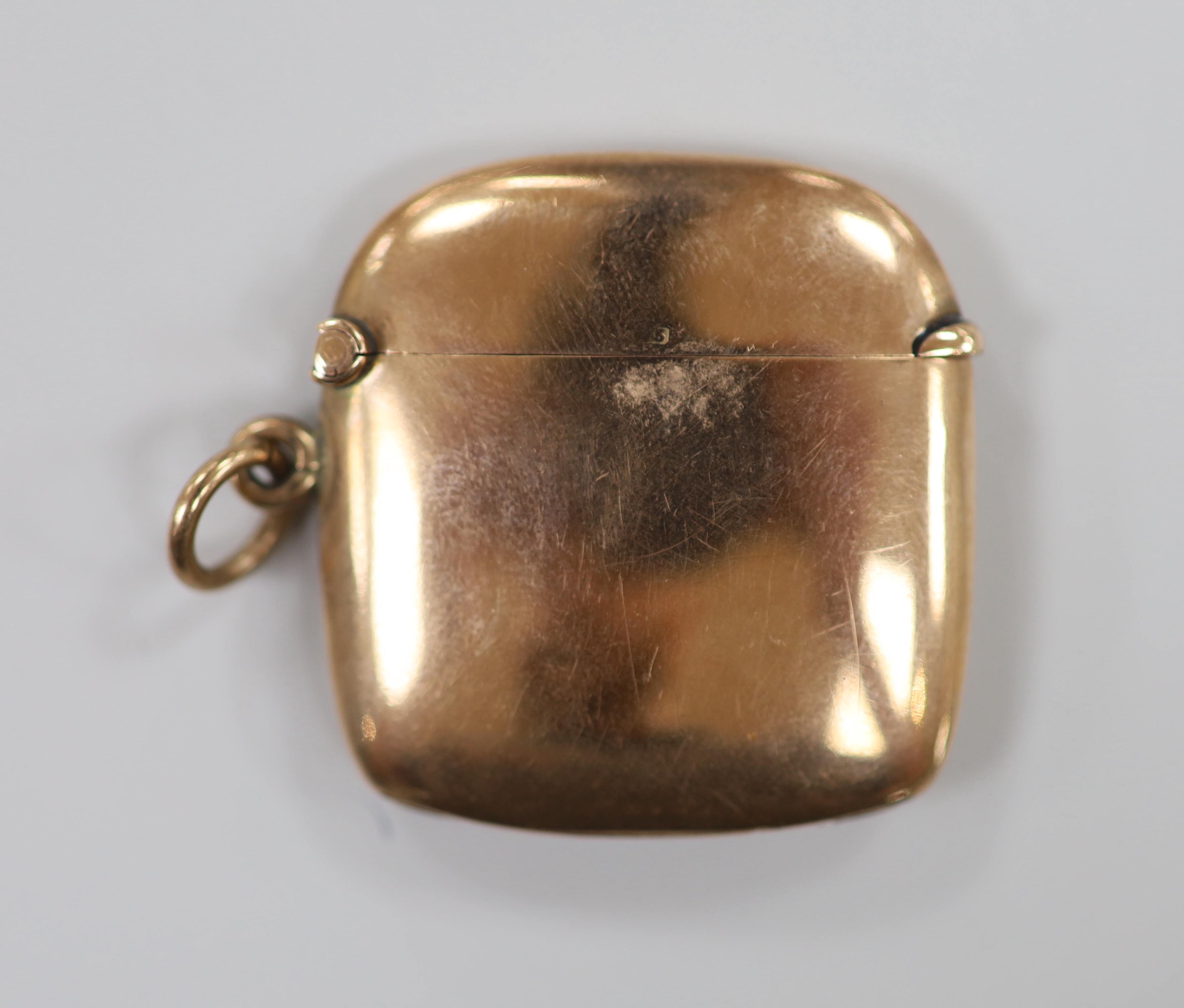 An Edwardian Asprey & Co 9ct gold vesta case, Chester, 1905, 37mm, gross weight 14.2 grams.